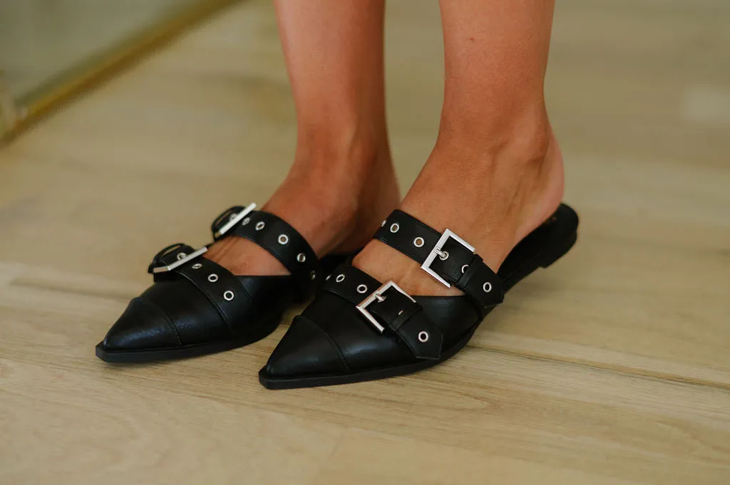 Swirl Buckle Flat-Black